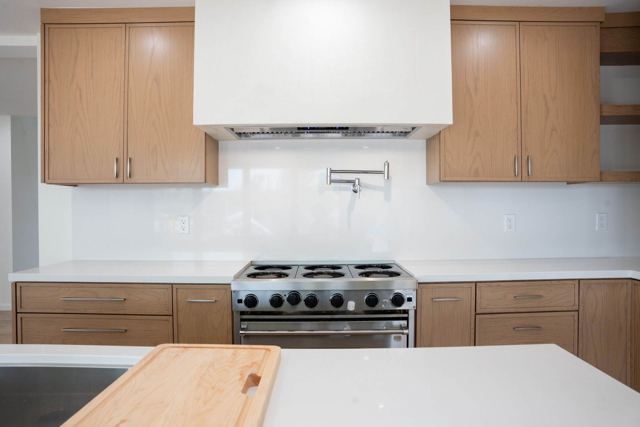 Modern kitchen by CRS Builders